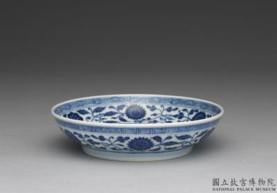 图片[2]-Dish with Indian lotus scrolls in underglaze blue, Qing dynasty, Qianlong reign (1736-1795)-China Archive